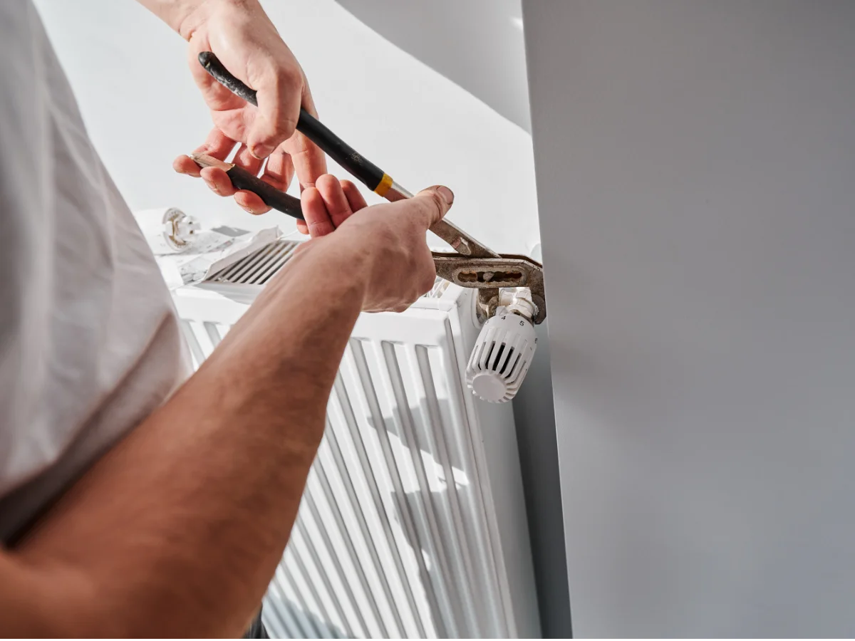 Heizkörperreparatur durch Techniker